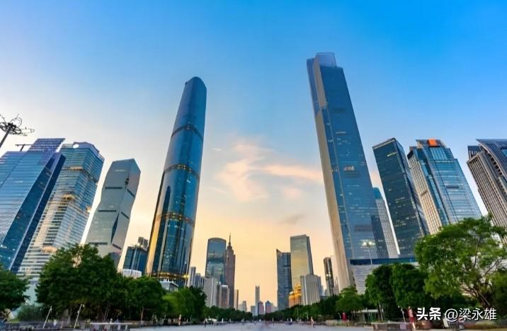 广州市区并不比深圳差，也同样是我国四大一线老牌城市，也同属大湾区内，广州的珠江新