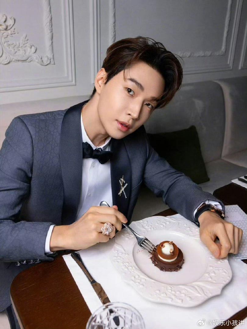 晚宴内场里的刘宪华 晚宴内场的刘宪华太惊艳！温润是底色，贵气是点缀，优雅得恰到好