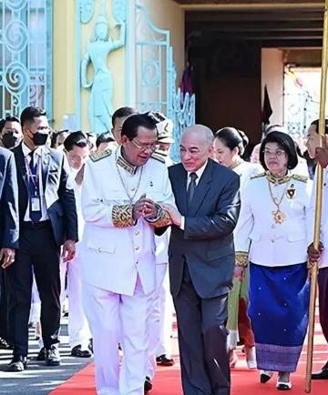 洪森想取代西哈莫尼当国王之心已久，只是害怕西哈莫尼国王和中国的友好关系，怕动西哈