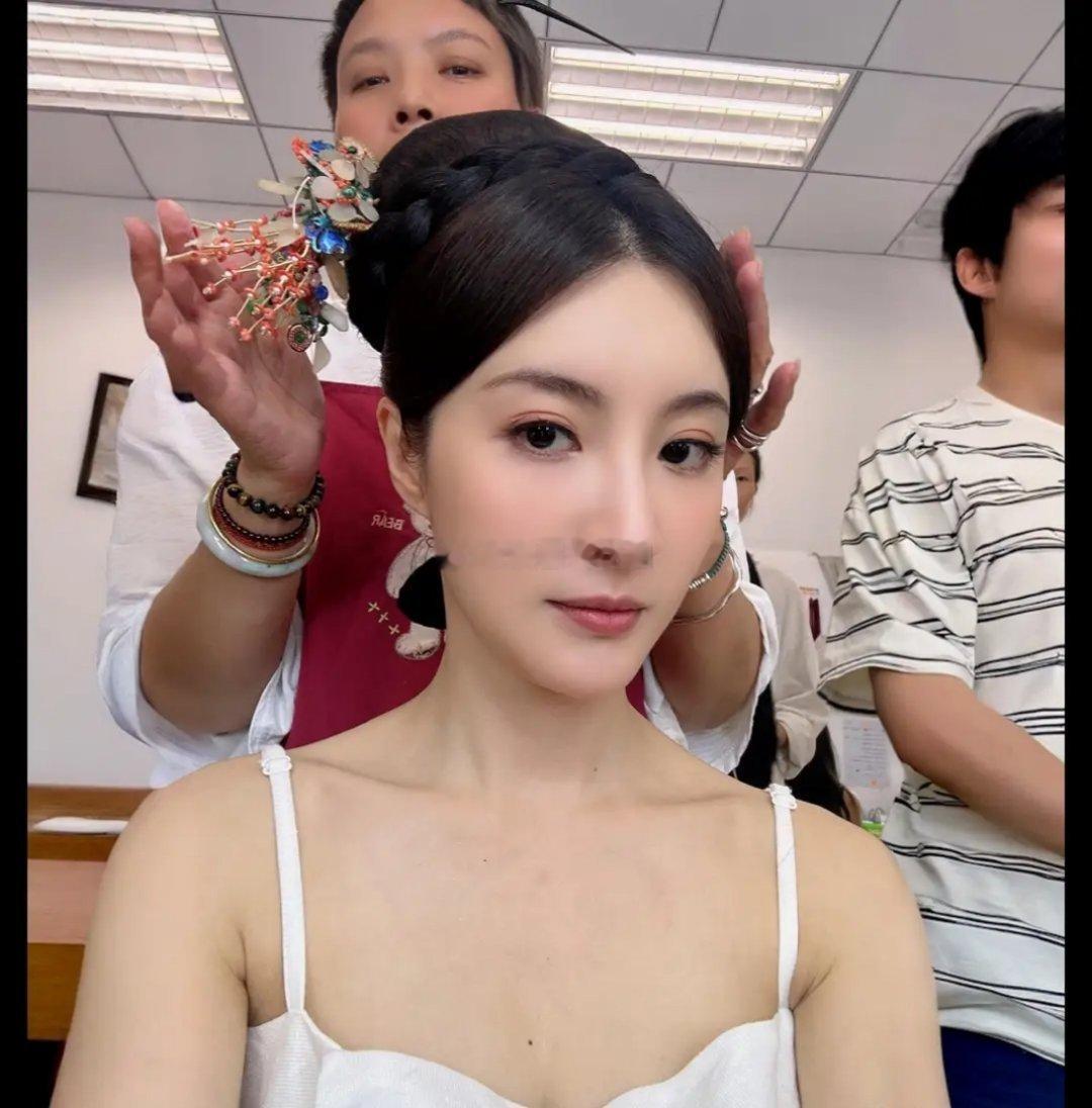 林夏薇初次挑战清装造型，古韵韵味十足，精致扮相尽显古典美，网民网民盛赞其惊艳亮相