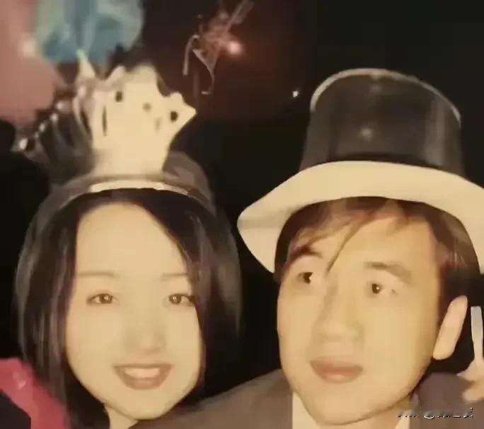 赖文峰现在选了一个和杨钰莹长得很像的女人结婚，这已经说明了一切，因为爱她但是不能