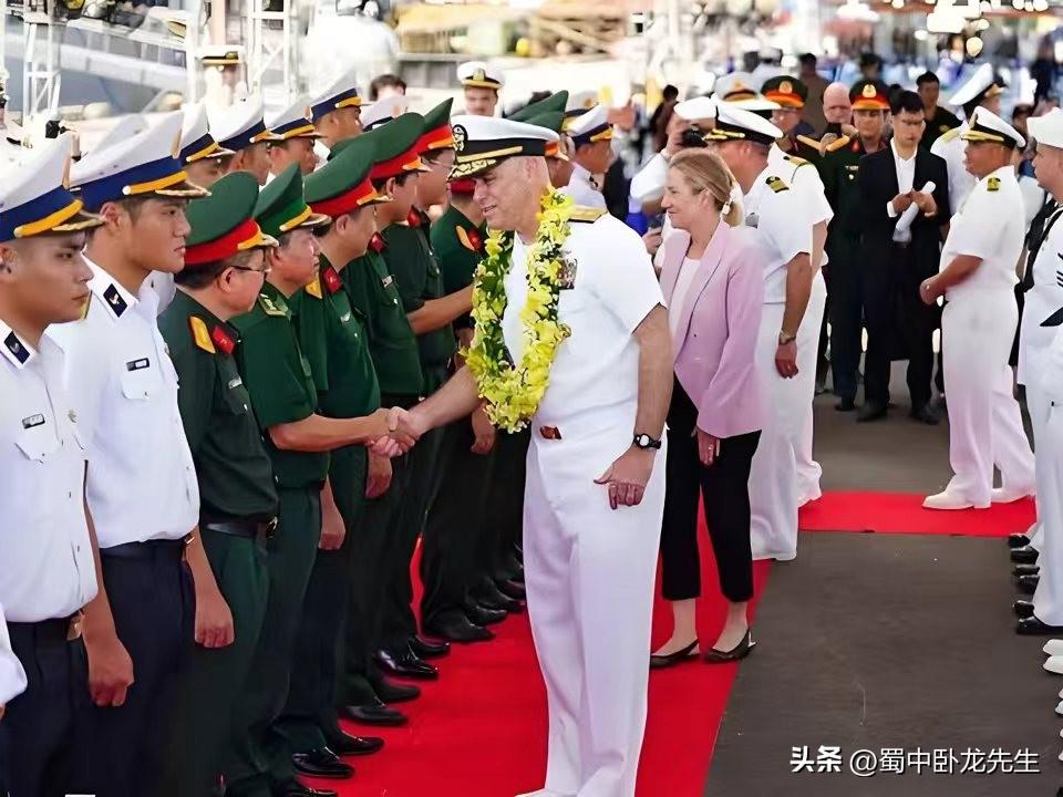 越南刚遭到美国加征12.5%新关税却又迎来美国核航母编队到访的最新消息。美国于2