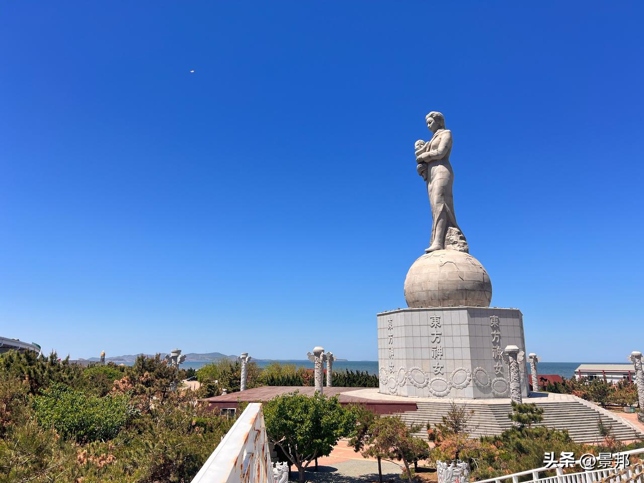 母亲如星光摇曳，照亮童年的梦境；如清风徐拂，恬静成年的心灵；如春阳缱绻，温暖一生