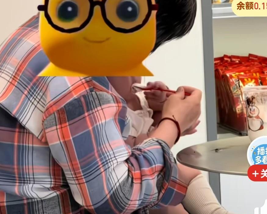 奶奶吃完冰激凌后，又给孙子嘴里喂了一口，
目击者说，娃娃吃，一整个愣住了，
就是