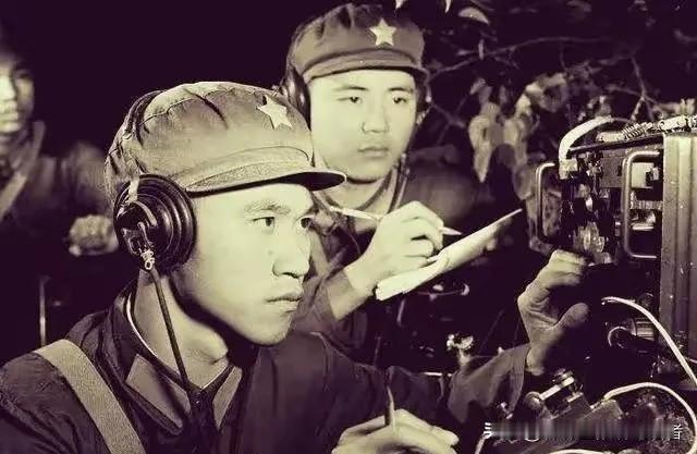 1982年的边境战场，我军一名通讯兵在搜查阵地时，意外发现了一具敌军尸体旁的奇特