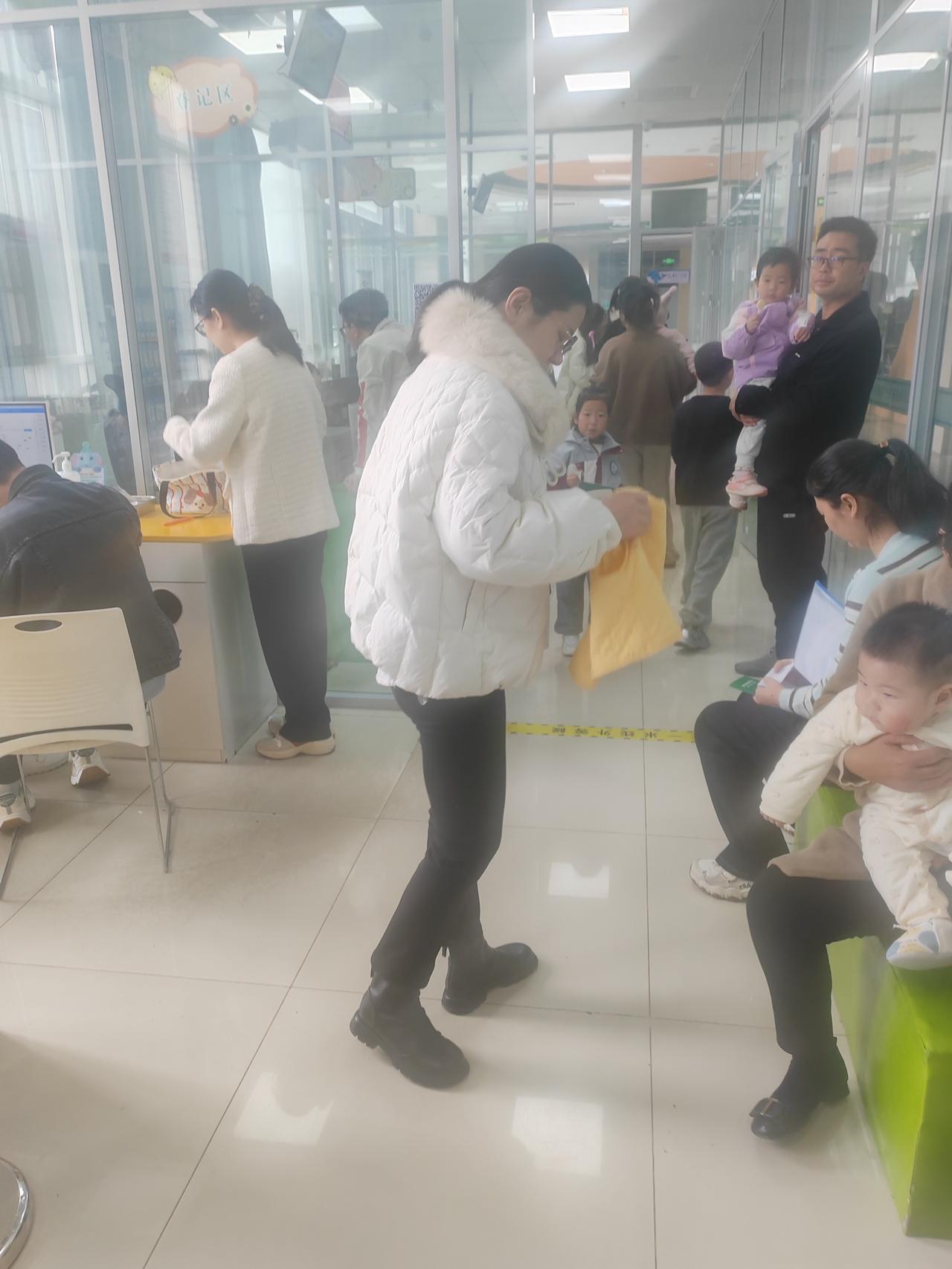 周末社区医院打疫苗的小孩真多