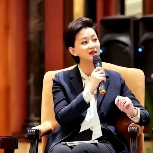 杨澜大概也想不到，她的前夫张一兵，是这么体面又低调的男人。两人离婚后，他就与杨澜