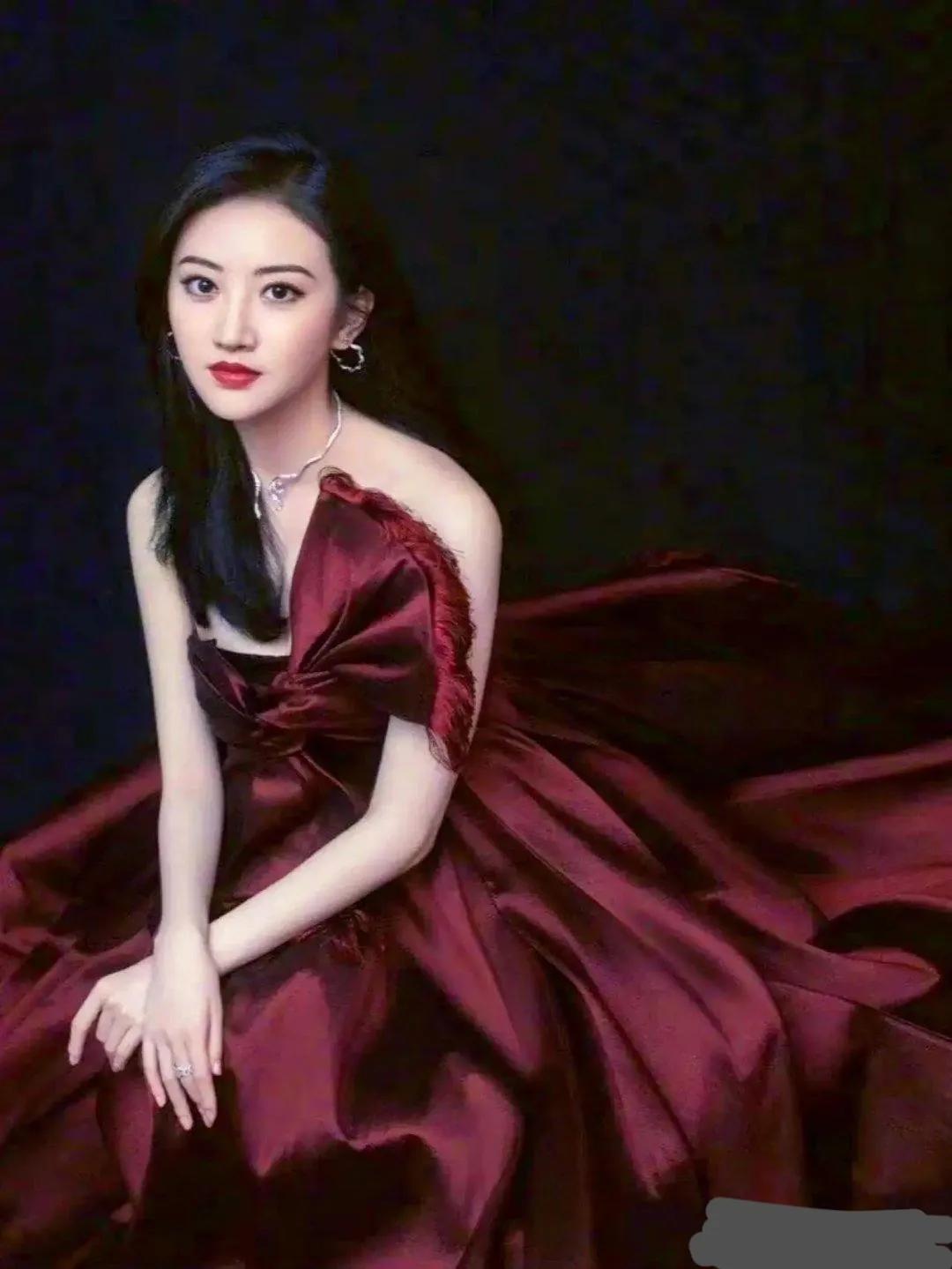 景甜身穿酒红色长裙，优雅迷人，散发着神秘而迷人的气息!