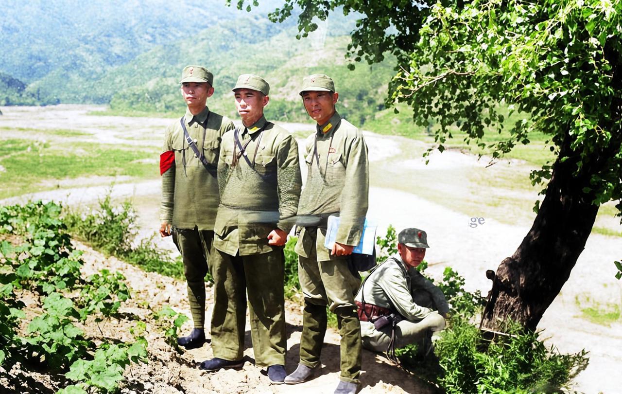 这张照片里，自左至右的张桐荪、王凌云、夏德贵三位国军将领，立于山野坡地间，他们身