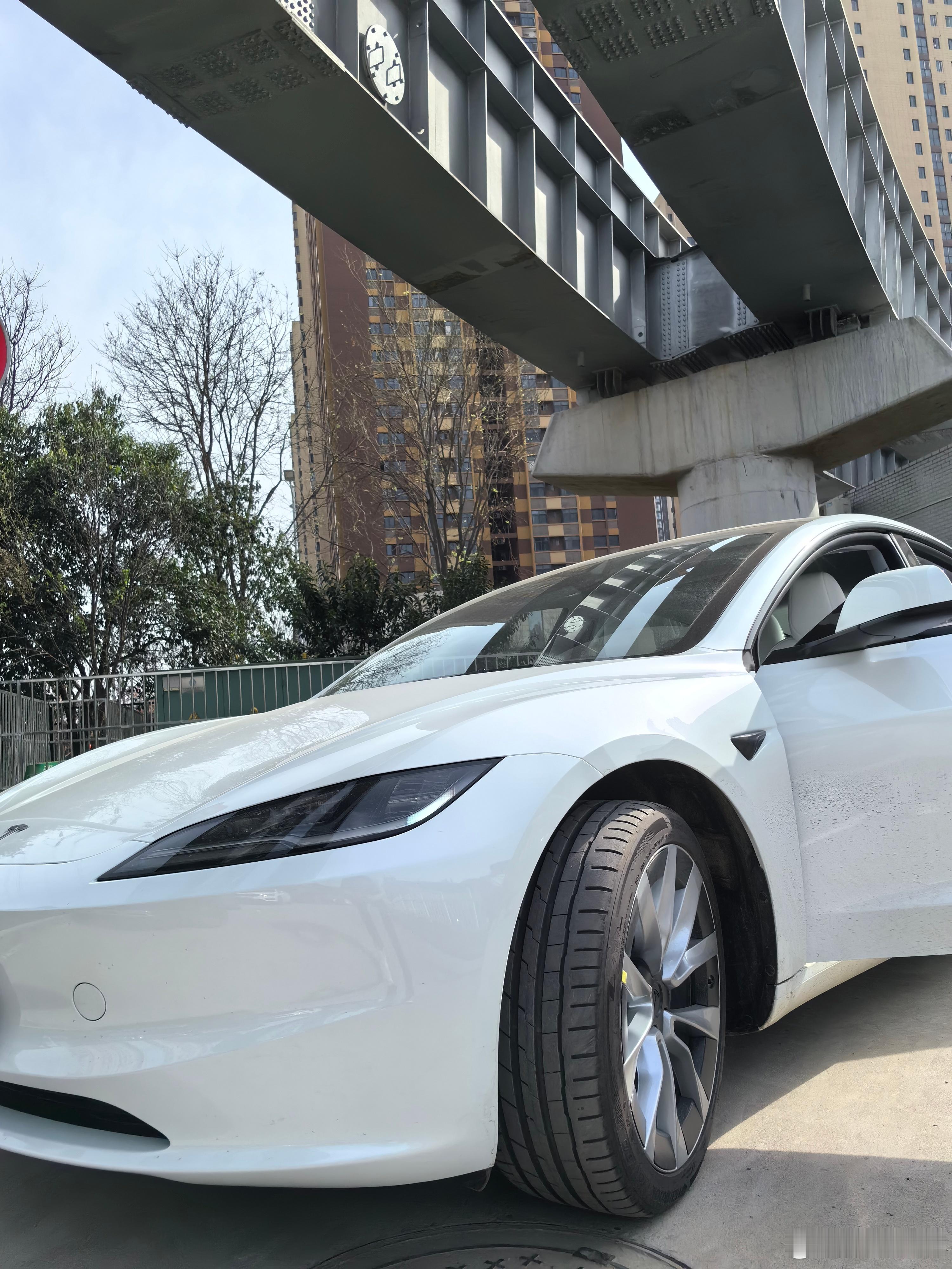 前段时间开了几天的特斯拉Model3焕新版，简单谈谈体验[馋嘴][馋嘴]首先这个