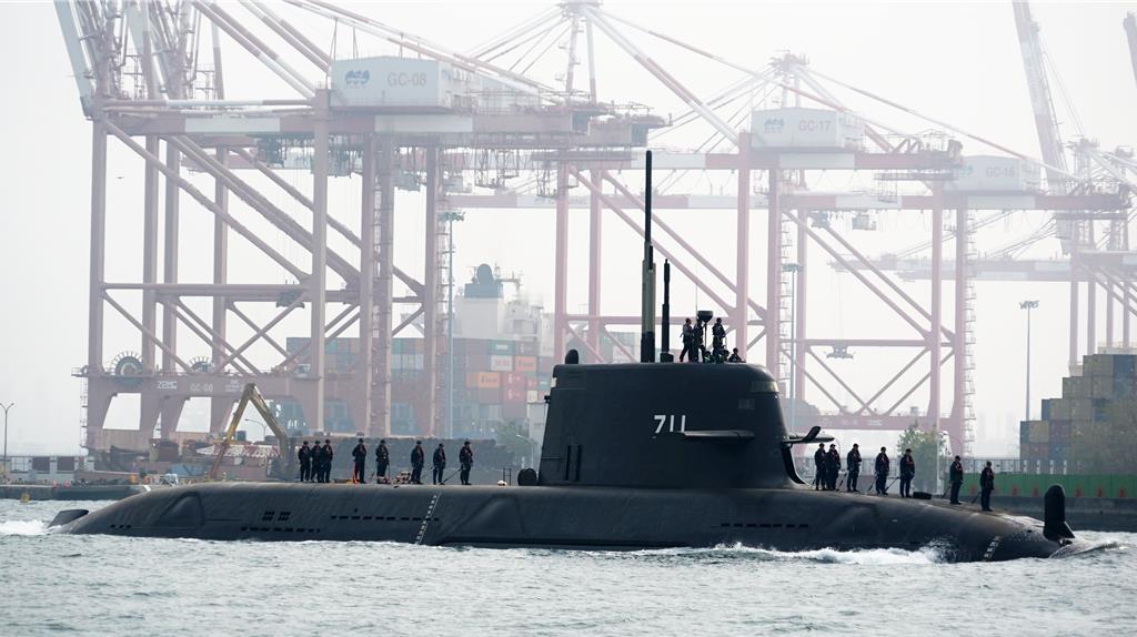 台“海鲲”号潜艇26日开展第6次航行测试，但依然是浮航，没有潜航。此前，岛内媒体