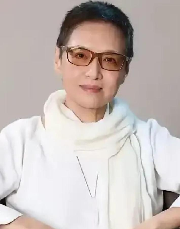 胡因梦收到传话时，李敖已是83岁，急性脑瘤躺在病床上，托人来说想见她一面。她想了
