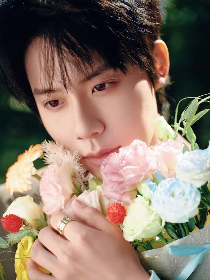 周奇 脸颊痣 刷到周奇的脸颊痣直接被惊艳，这颗痣长得恰到好处，俊逸温润的气质全被