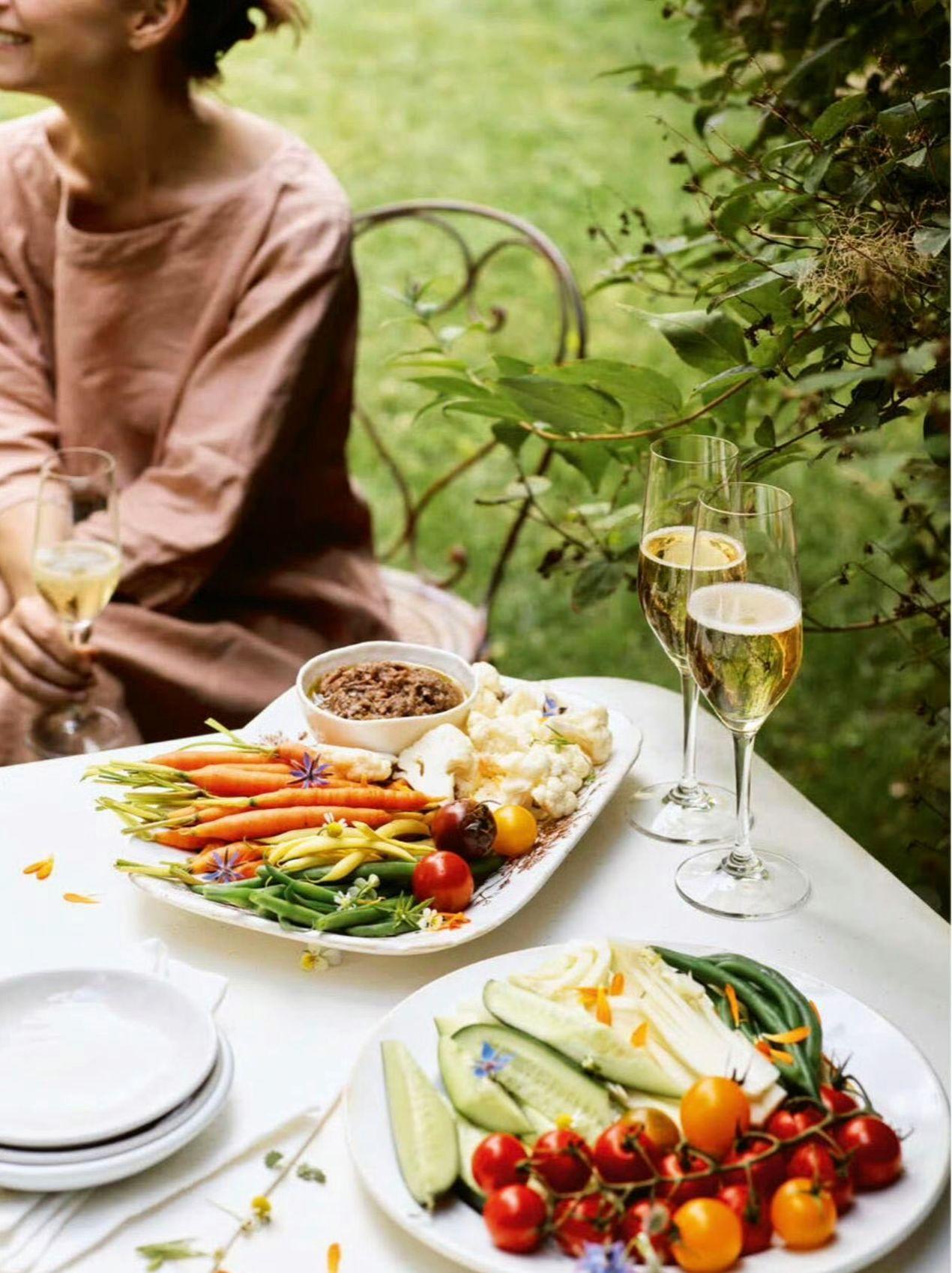 🌿阳光把蔬菜染成油画🎨，酒杯里晃着整个夏天✨。慢下来，才懂生活该有的样子。