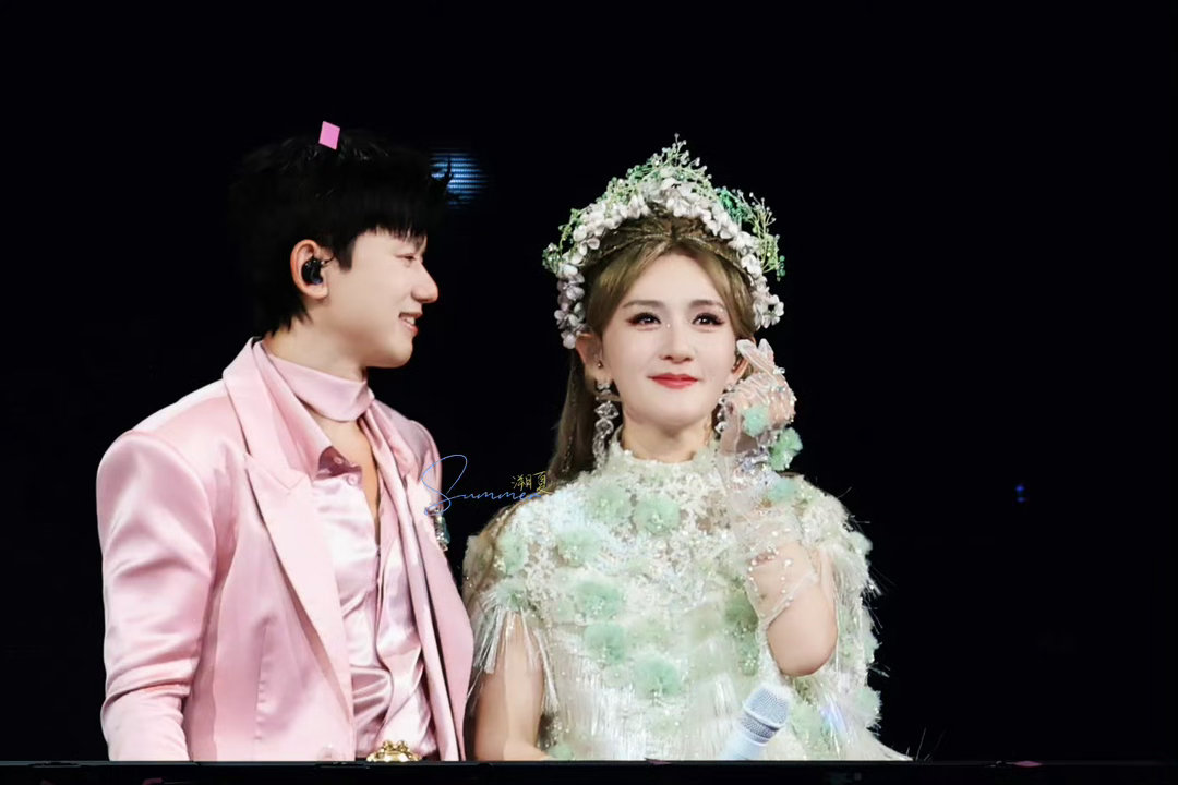 张杰谢娜定情曲就是好听张杰即兴改词告白默契合唱氛围感十足，目光缱绻双向奔赴，在专