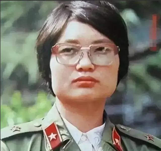 1986年，一个美女医生被哨兵拦住，要求出示通行证，没想到，她直接掏出一颗手榴弹