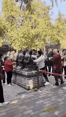 民间朴素的感情，激愤的行为，就是民心所向的正义方向。