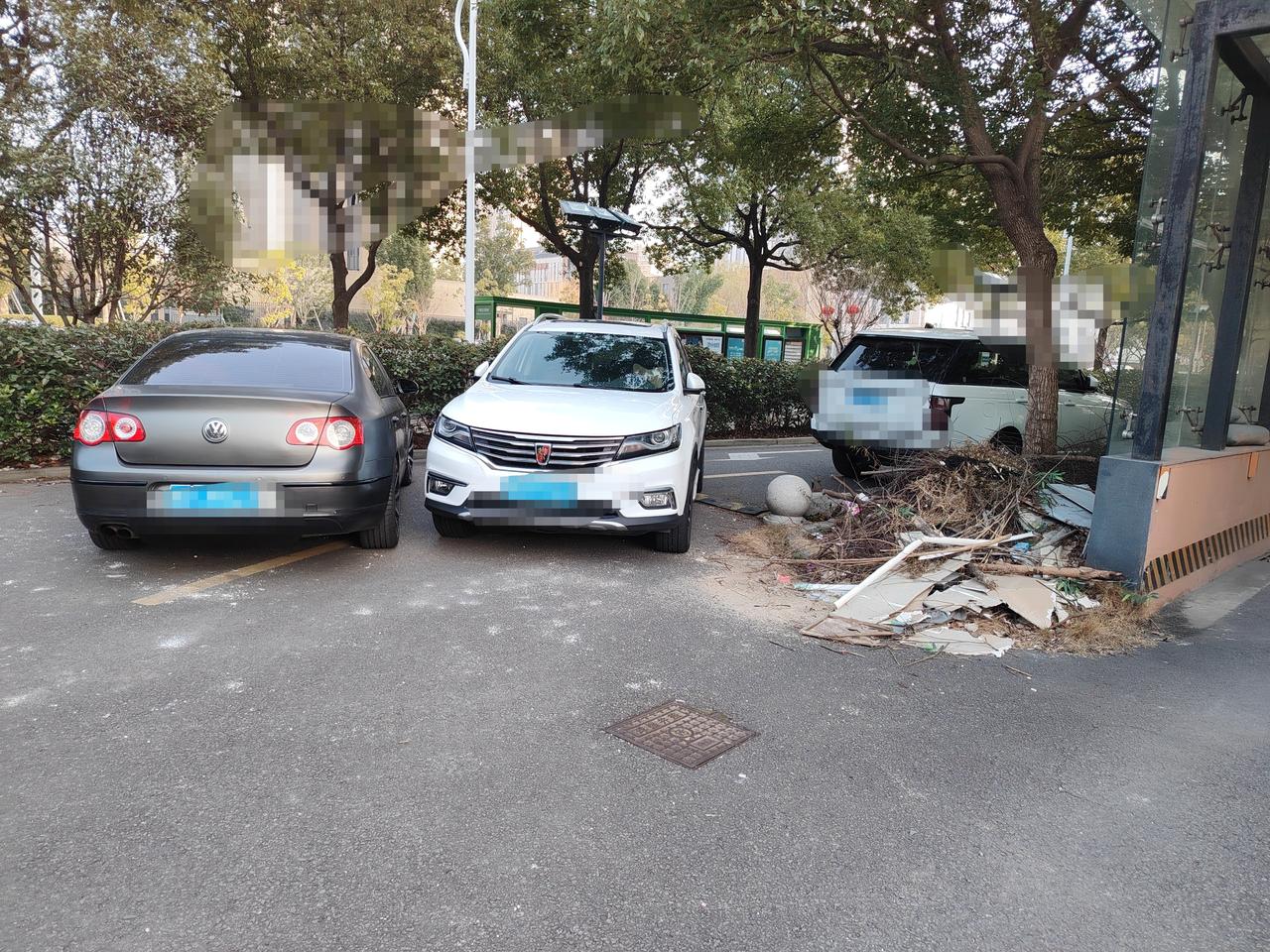 像这种商务楼下，有保安监管的话，一般是不会出现乱停车的情况的。这种建筑垃圾堆在路