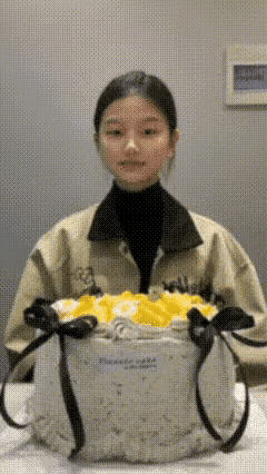 小姐姐应该只有今天才有这待遇吧，
看她的样子应该经常在家洗碗的。