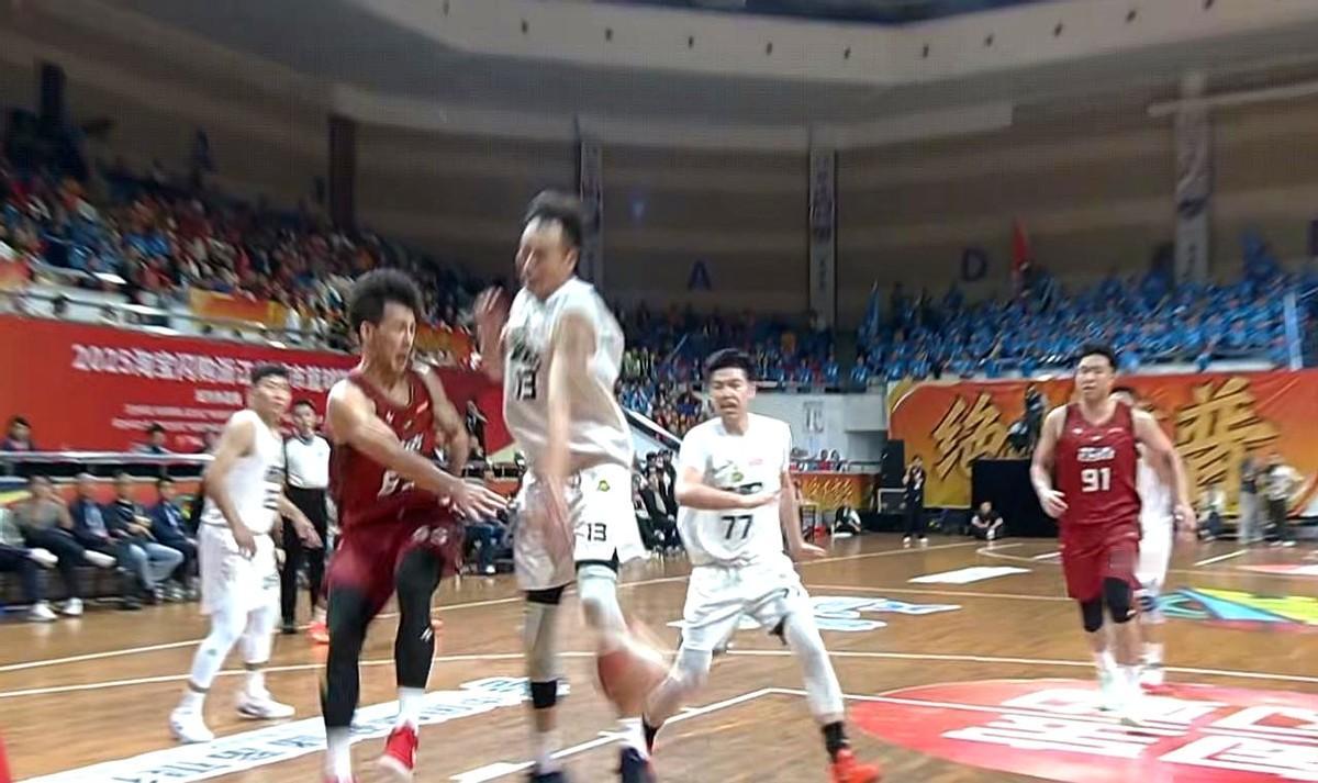 一个小地方的篮球队，也能靠个人发挥撬动排名。

苍南队最新状态挺令人关注。

虽