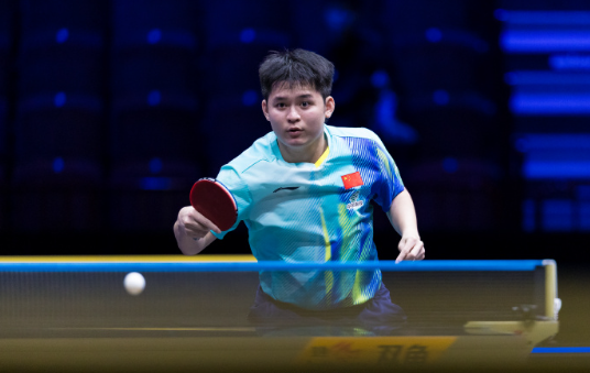 林诗栋3-1击败法拉吉，助国乒男团大比分1-0领先伊朗男团