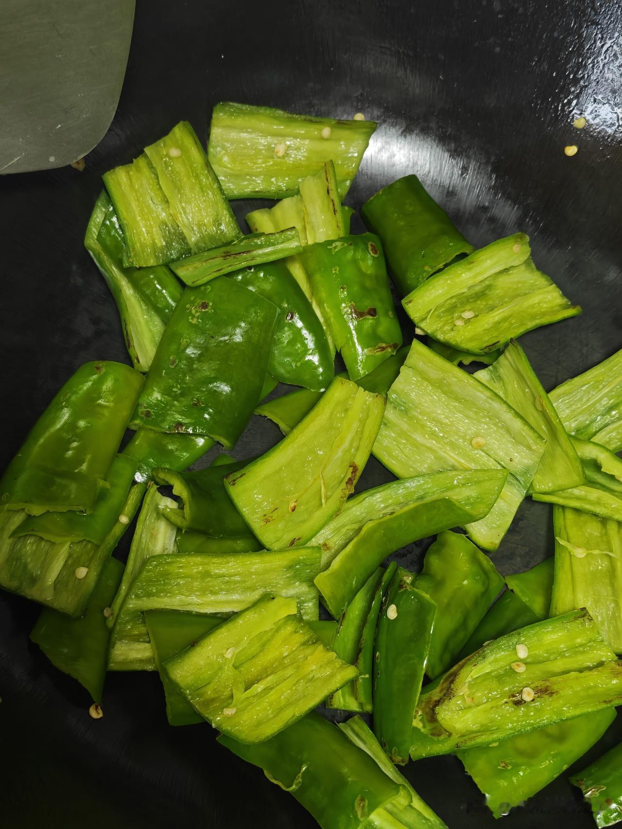 最近湖南的辣椒炒肉很火，我斗胆说下正宗做法：

先把辣椒干煸出虎皮，放一点菜籽油