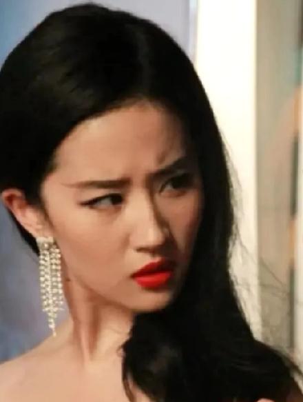 刘亦菲因同学一句话陷入舆论漩涡，
15年后真相大白！

还记得《鲁豫有约》中那个