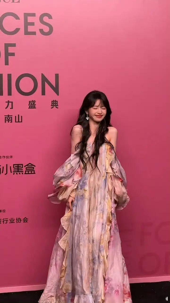 田曦薇的松弛感[允悲][允悲][允悲]直接被捕捉到这一刻了 ​​​