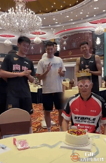 生日快乐！今天是广东男篮主教练杜锋44岁生日，广东男篮全体队员为他举办了一场简单