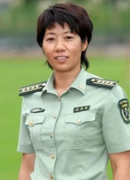 王恋英，女，河北安新人，1970年4月出生，1984年4月入伍，大校军衔。先后夺