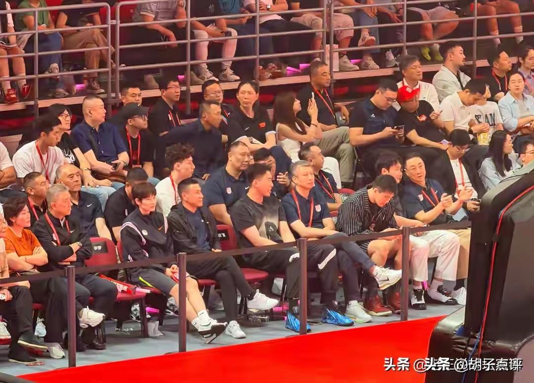 篮协官宣第三批离队名单，徐杰、杨芮、艾孜米提.吐逊三人离队，再加上第一批离队球员