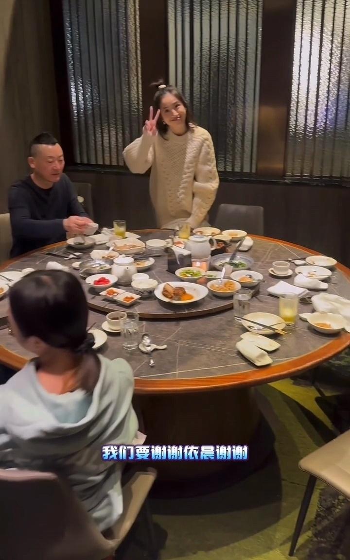 吴尊一家与林依晨聚餐  吴尊带家人与林依晨聚餐 吴尊林依晨再相聚，两人还是那么年