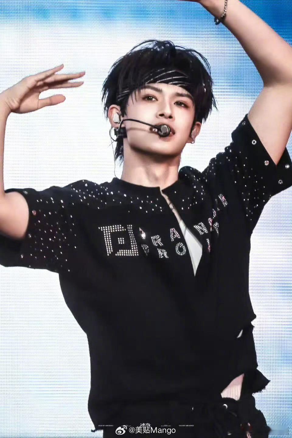 张极丝绸西装完全是daddy级别 新音舞台定制级惊艳！丝绸西装自带贵气buff，