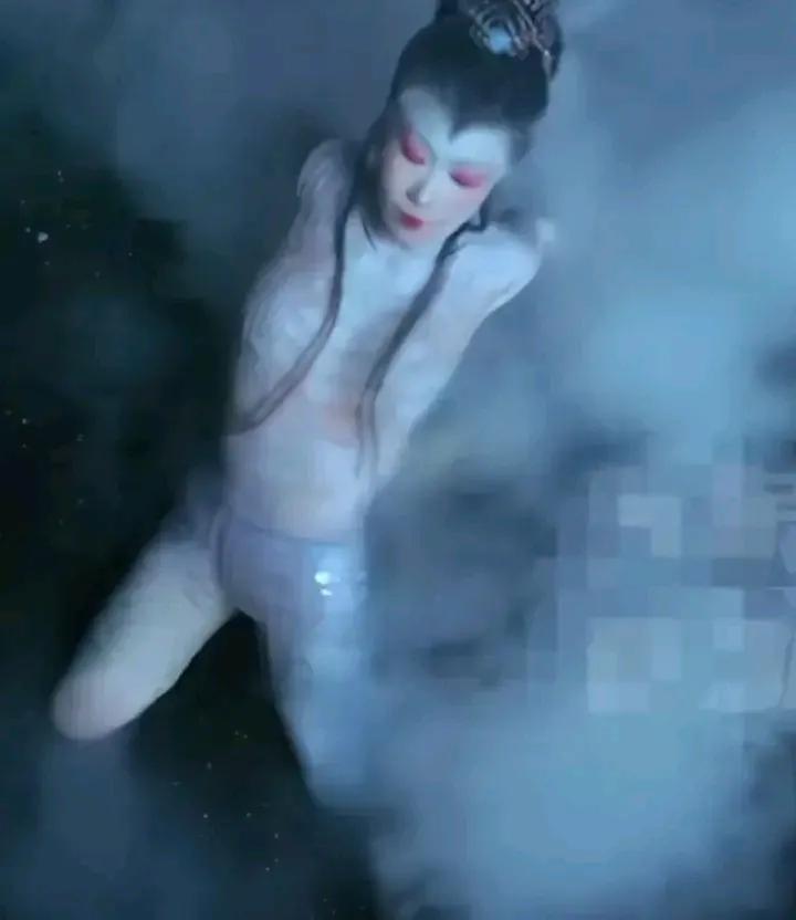 你瞧啊！
杨丽萍近些年的舞蹈，是越来越让人摸不着头脑了。就说这蛇年新春将至，大家