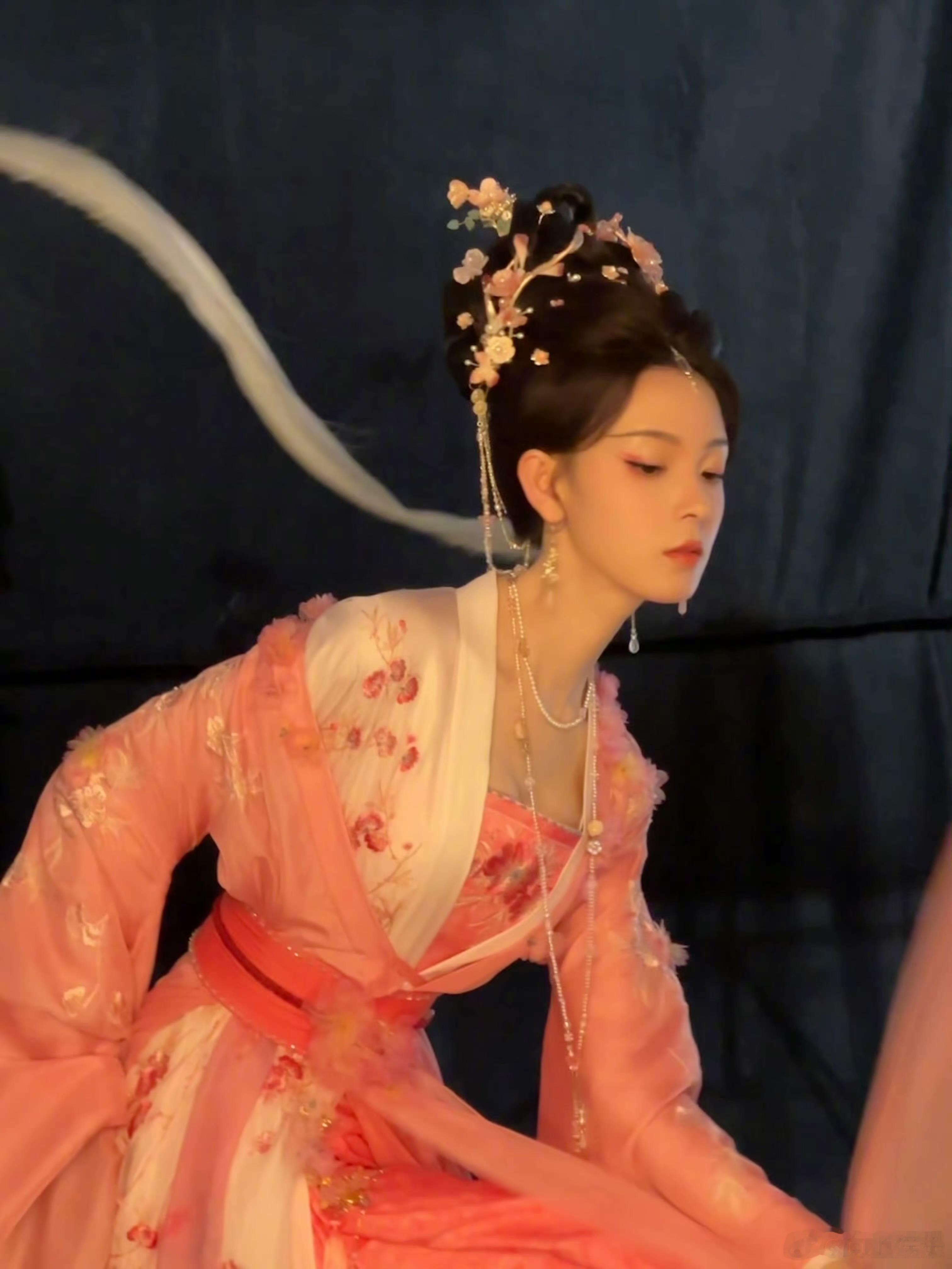 陈瑶投送会动的西方桃陈瑶动起来倾国倾城 陈瑶投送一些会动的西方桃，动起来真的倾国