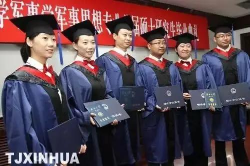 军校毕业生要取消西式学位服
 
每到毕业季，不少军校学员身披西式学位服敬礼留影，