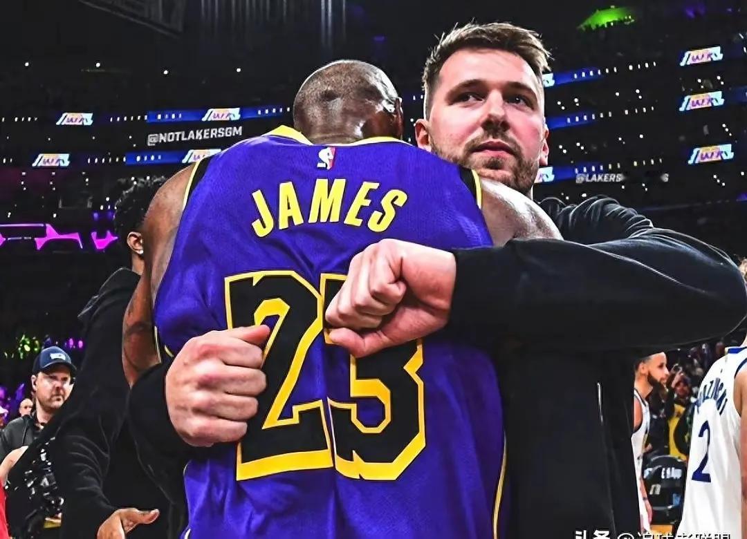 东契奇续约湖人，詹姆斯没到现场道贺的几大原因猜想：
1、确实有事，抽不开身来现场