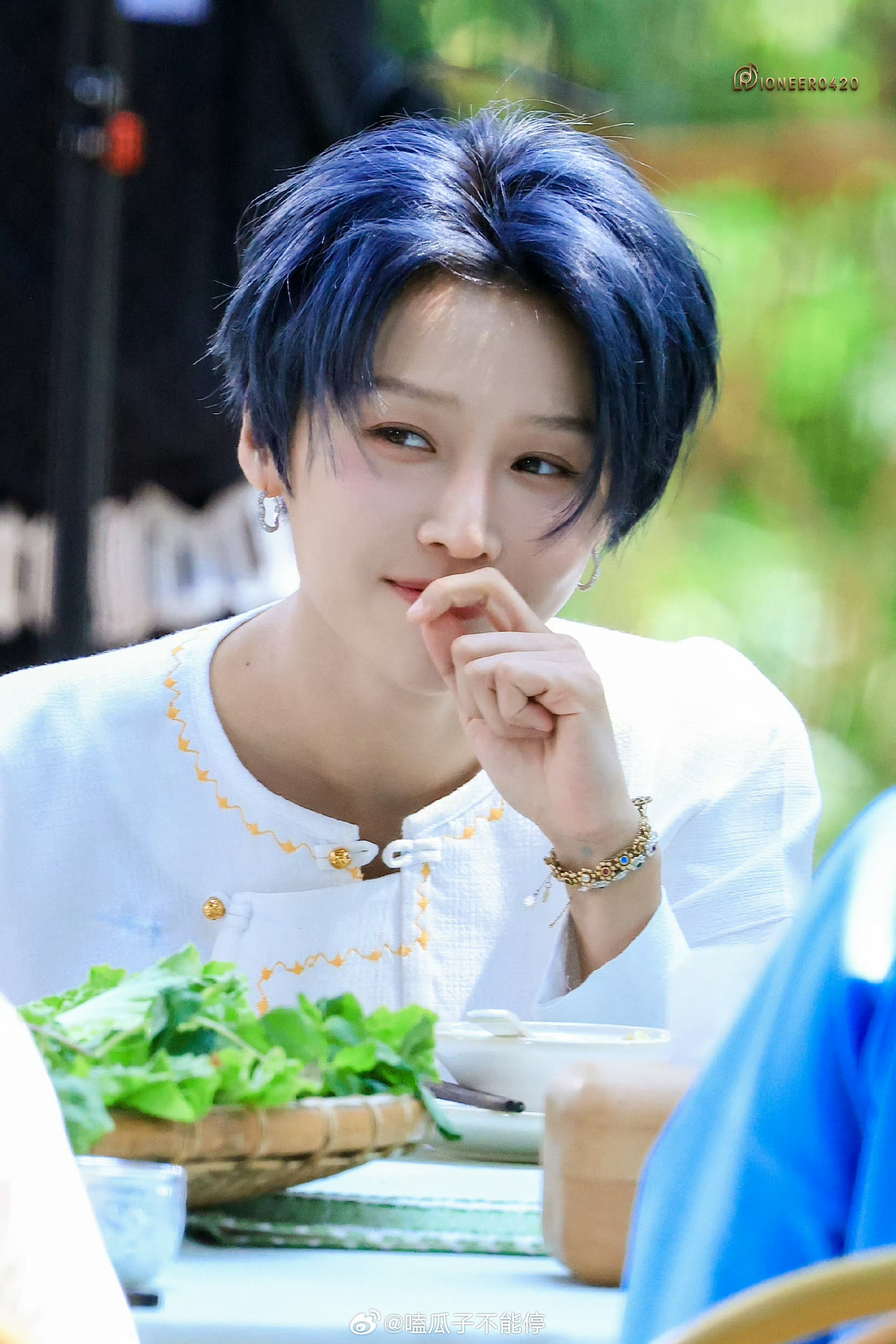 刘雨昕新综艺路透来啦，蓝发白衣特别高清的美貌