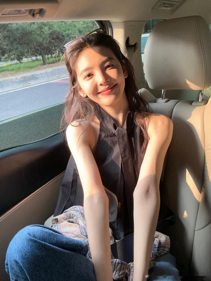 #章若楠车上四连拍##章若楠黑色无袖上衣# 车上的章若楠四连拍，黑色无袖上衣增添