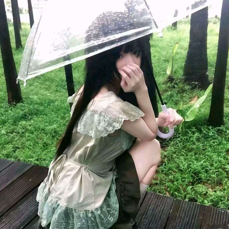 𝑾𝒆𝑪𝒉𝒂𝒕女生头像｜未熟的青果 是半途落幕的回答 