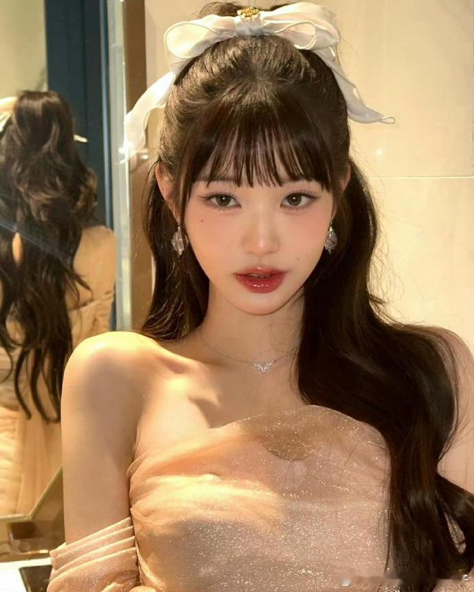 张元英神女级别张元英漫画脸 张元英完美的五官比例和精致的脸庞，让她既像神话中的神