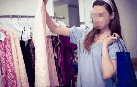 实体店偶遇“特种兵式”购物，店主表情管理直接失守。2026年6月13日，重庆一家