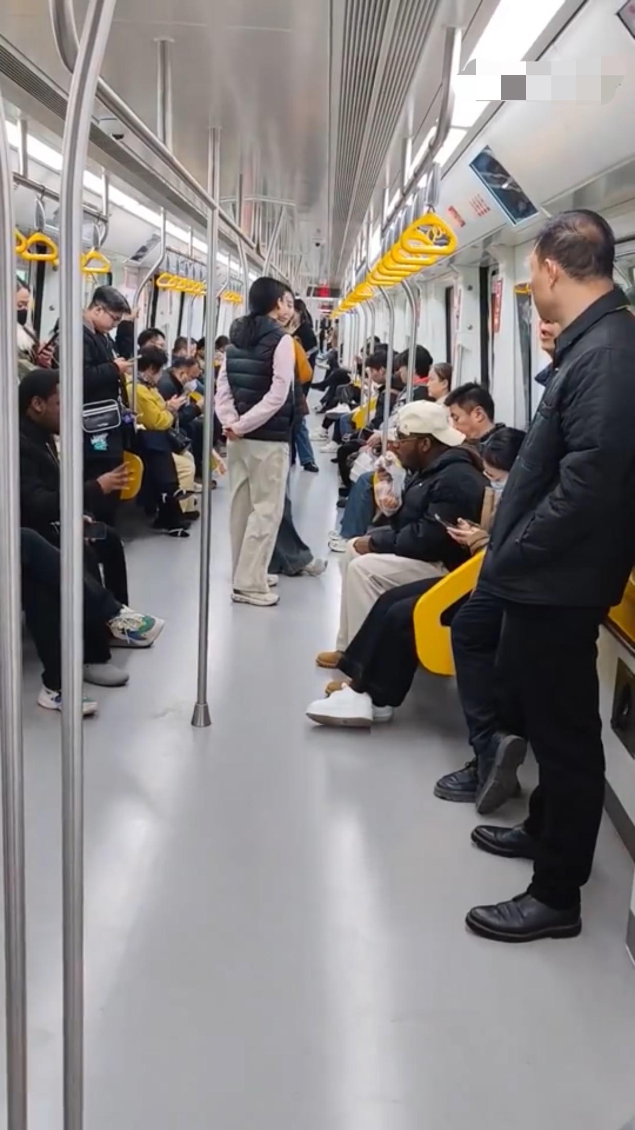 一位外国黑人在中国坐地铁时，旁若无人的坐在那里吃东西，周围无人制止，似乎大家都习