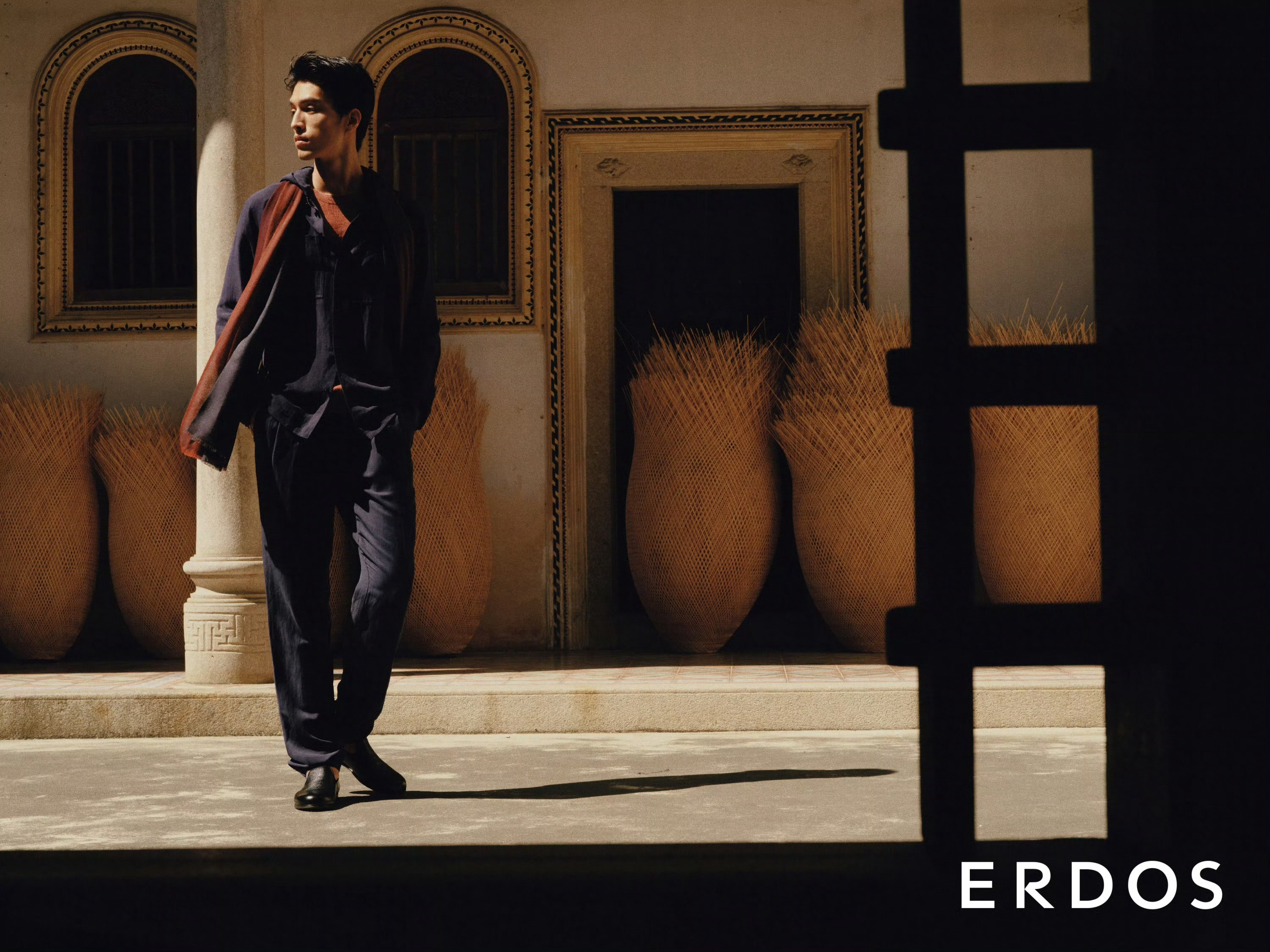戴智利出镜Erdos2025年春夏广告这也是他继24春夏之后，再度出镜品牌广告（