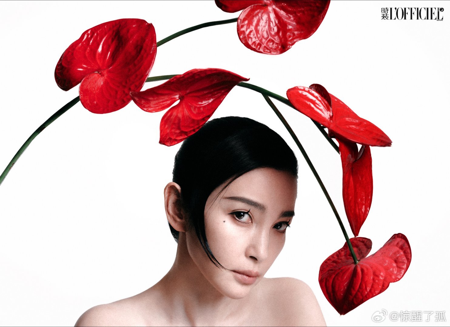 分享娱乐家人们谁懂啊！能超越李冰冰的只有李冰冰自己！新封面气场全开，干练又有女人