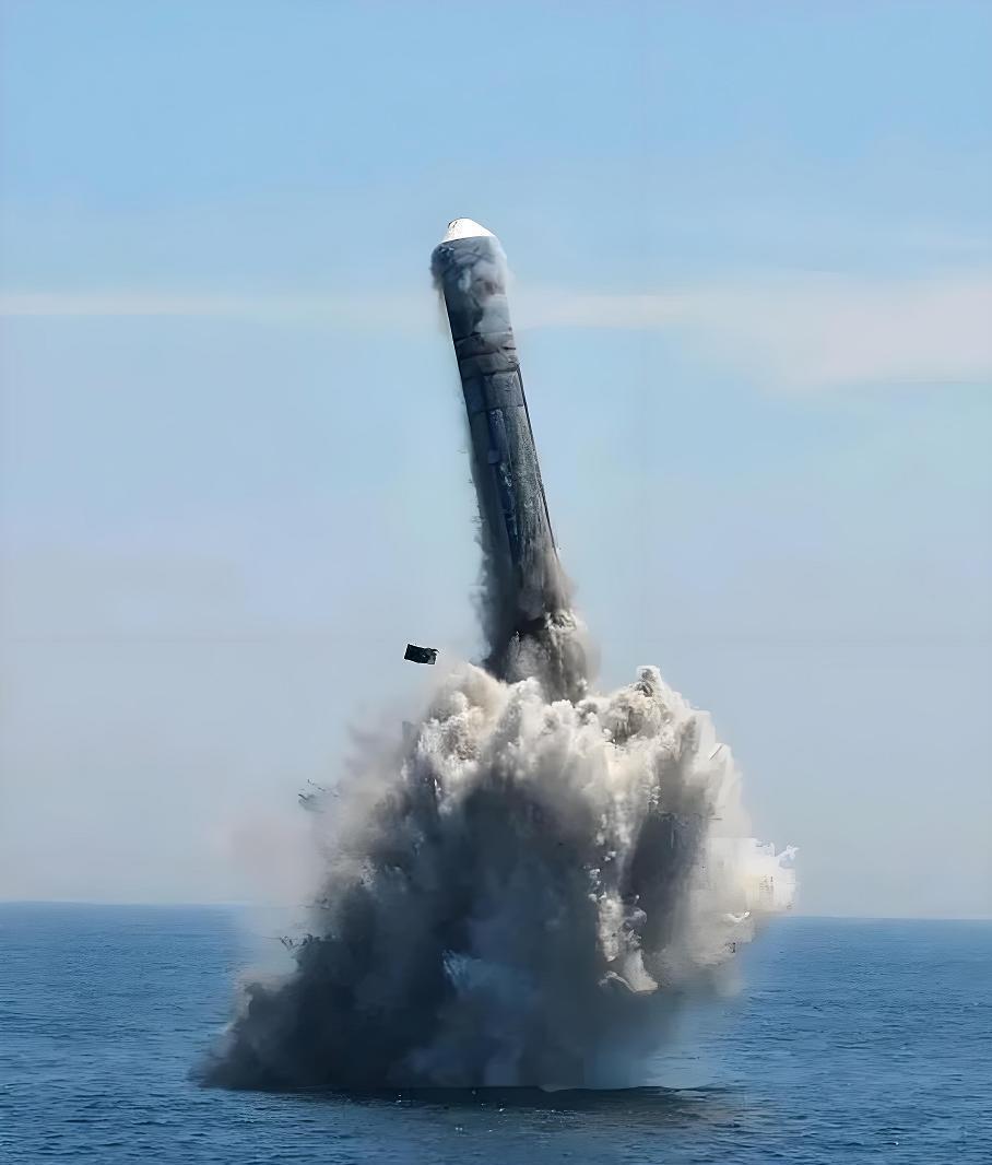 日媒：中国变得越来越咄咄逼人了！先进核潜艇从水下试射巨浪3导弹，从日本头顶直接掠