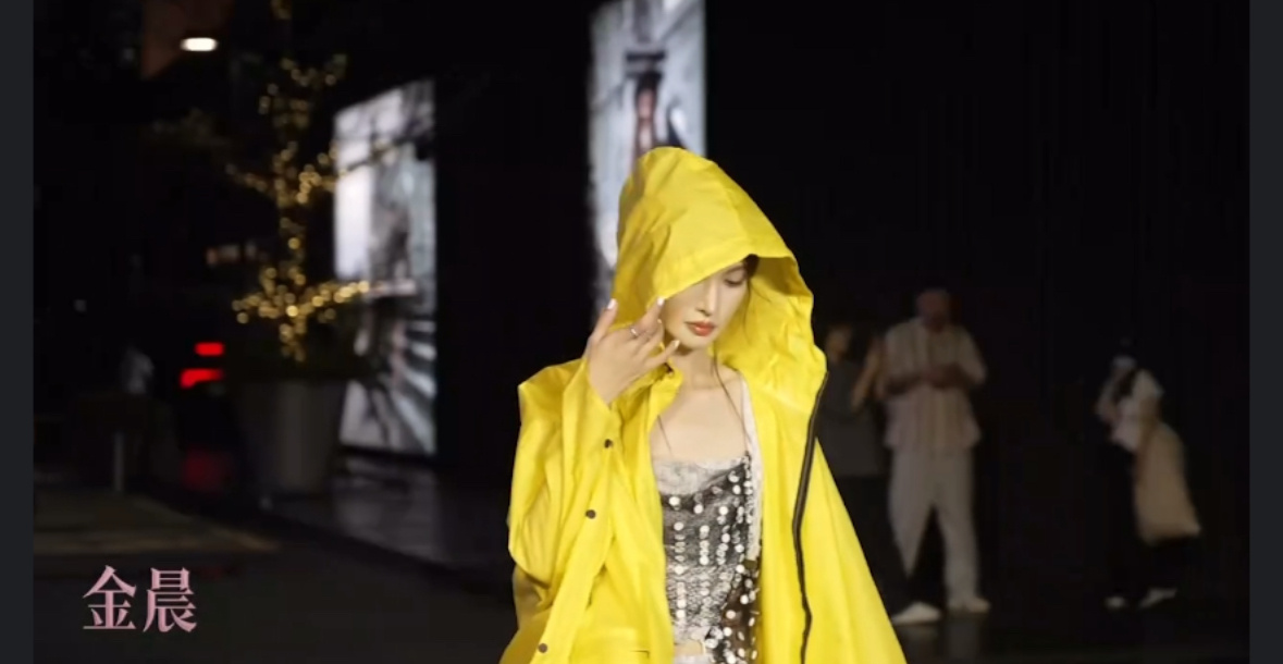 金晨带着她批发的黄色雨披来了 ​​​
