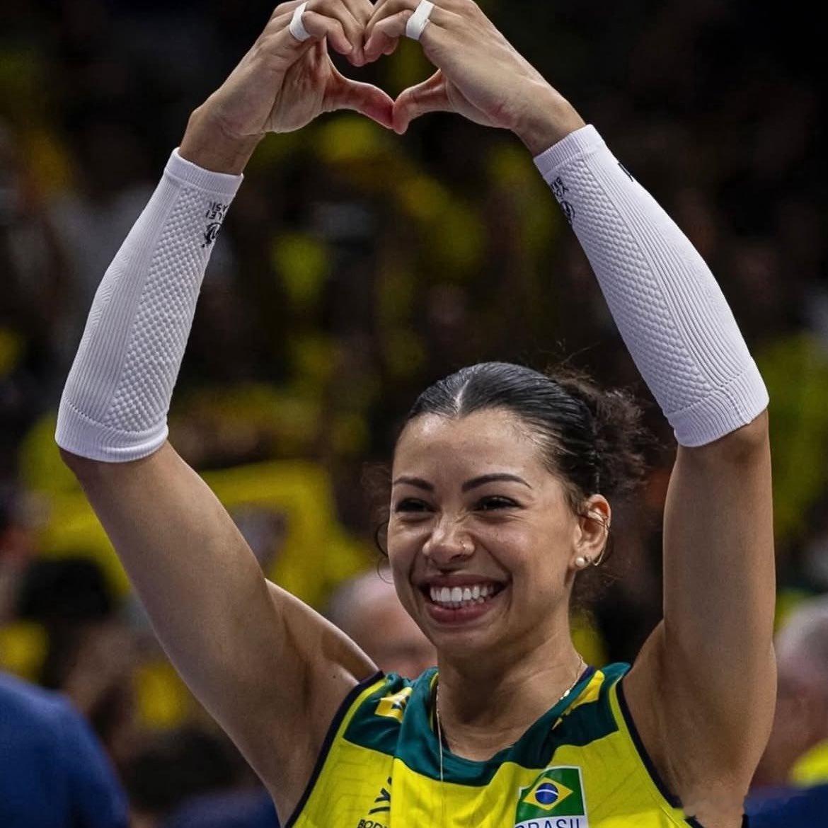 中国排球联盟[超话]  🇧🇷巴西副攻安娜·卡罗尔宣布告别巴西国家队！🗣️ 