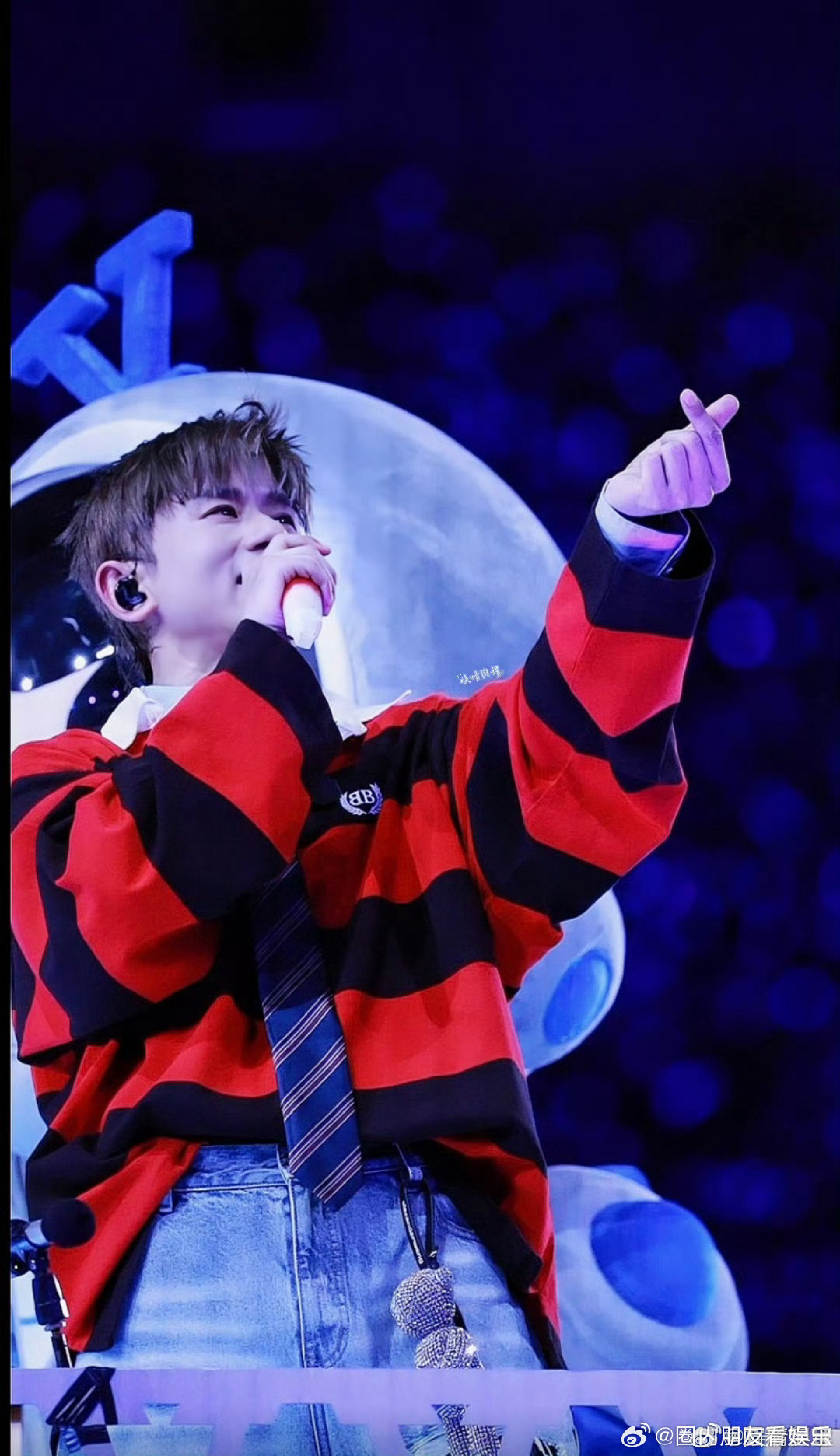 张杰唱完树呢单手擦眼泪 被张杰唱《树呢》整破防，歌声饱含深情，唱完后悄悄单手擦泪