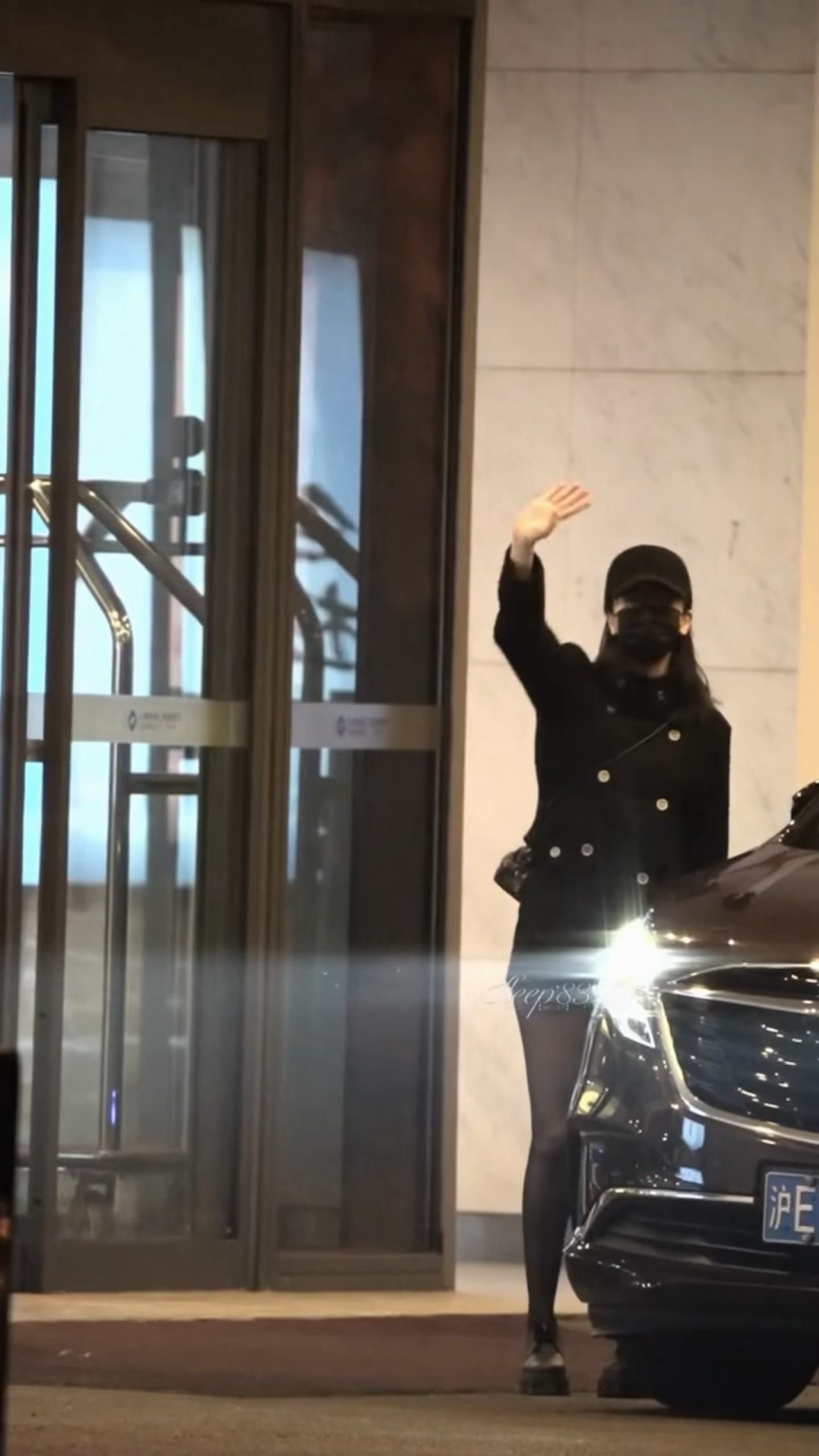 这个小巴巴，专门停下来听粉丝喊话，最后鞠躬挥手拜拜🥹🥹🥹🥹“迪丽热巴！平